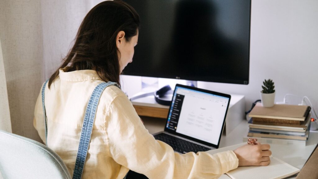 kobieta korzysta z chat bota