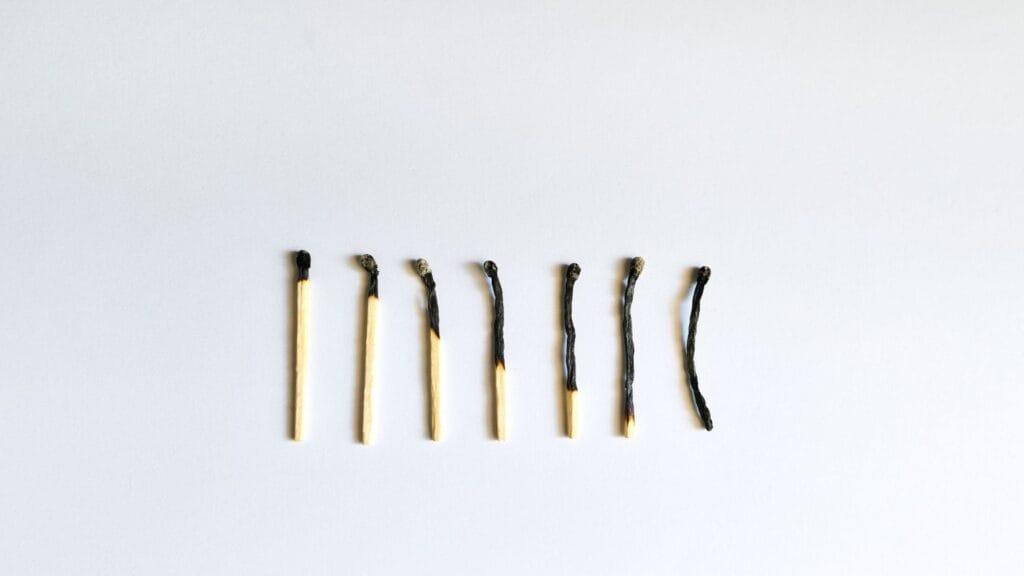 wypalone zapałki symbolizujące trud relacji